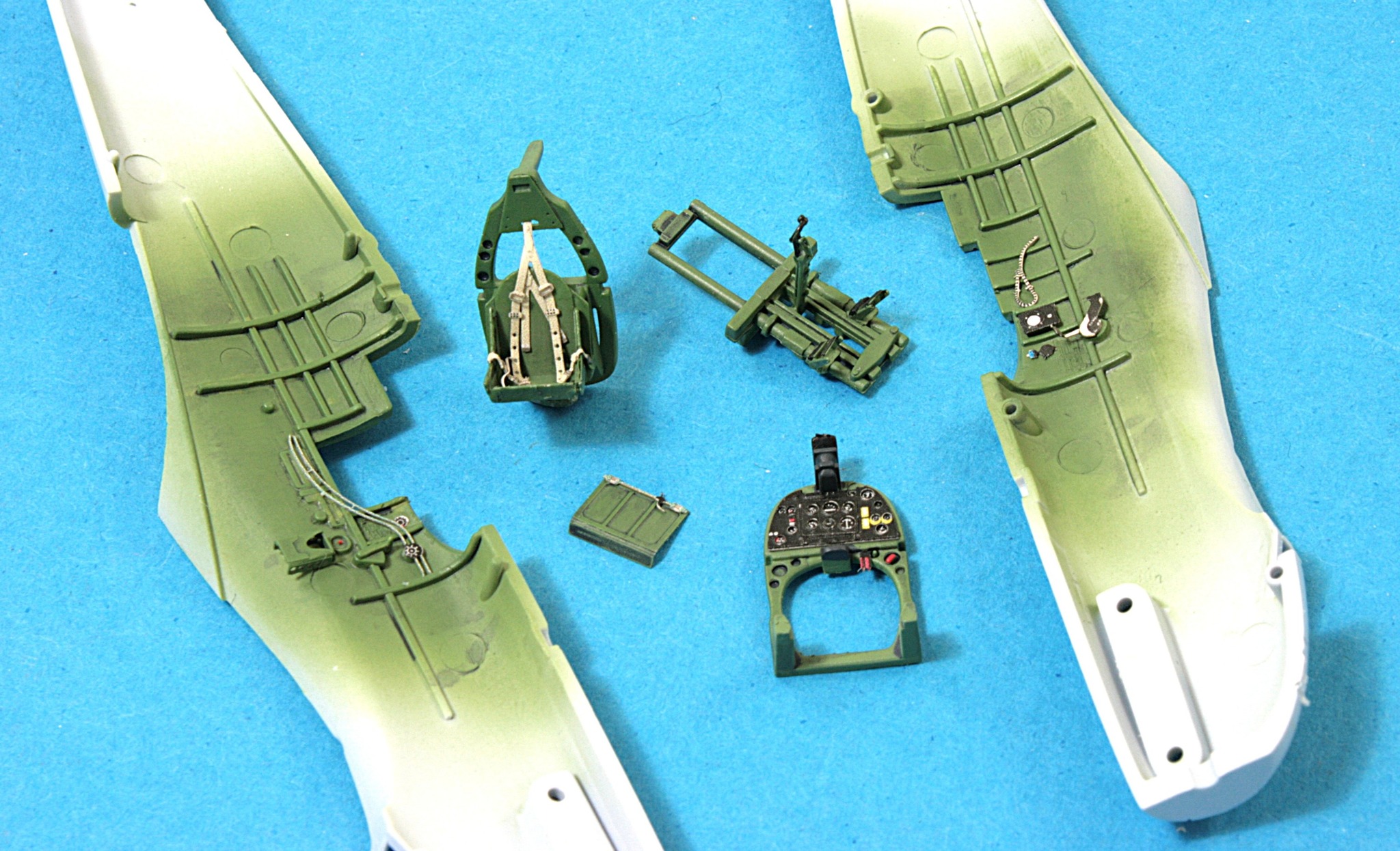 What colors mix to make Tamiya XF-71 cockpit green?
