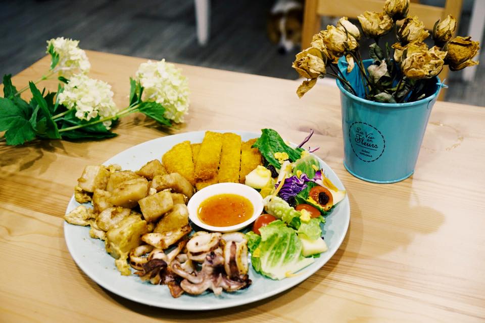 咖基米kajimi 水豚煎套餐是個碗粿加上傳統的概念並且搭配2樣少數會搭配的食材海港新鮮小卷直送 日式炸豬排 一天的動力就是早餐 快來 咖基米喔 Ps 照片有個亮點 Facebook