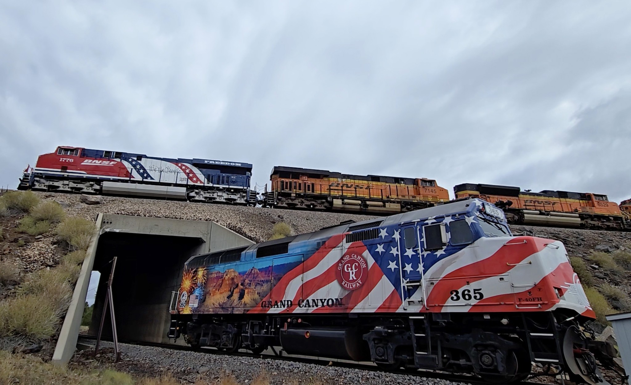 Criss-cross! Grand Canyon Railway's A250 Train & BNSF 1776! www