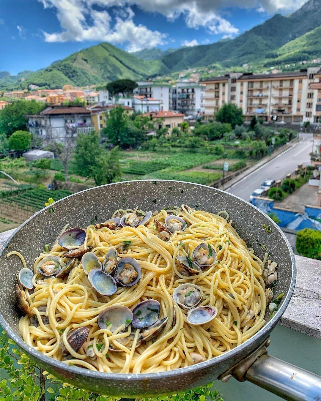 SPAGHETTI VONGOLE (My Dad's recipe) Taste the flavours of the sea