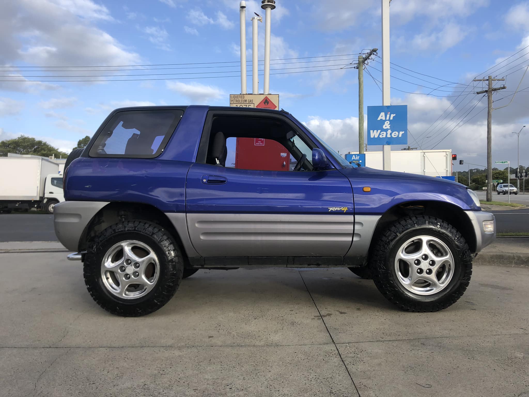 Marketplace spot, Z32 300ZX wheels on a 1st gen RAV4. Looks a bit