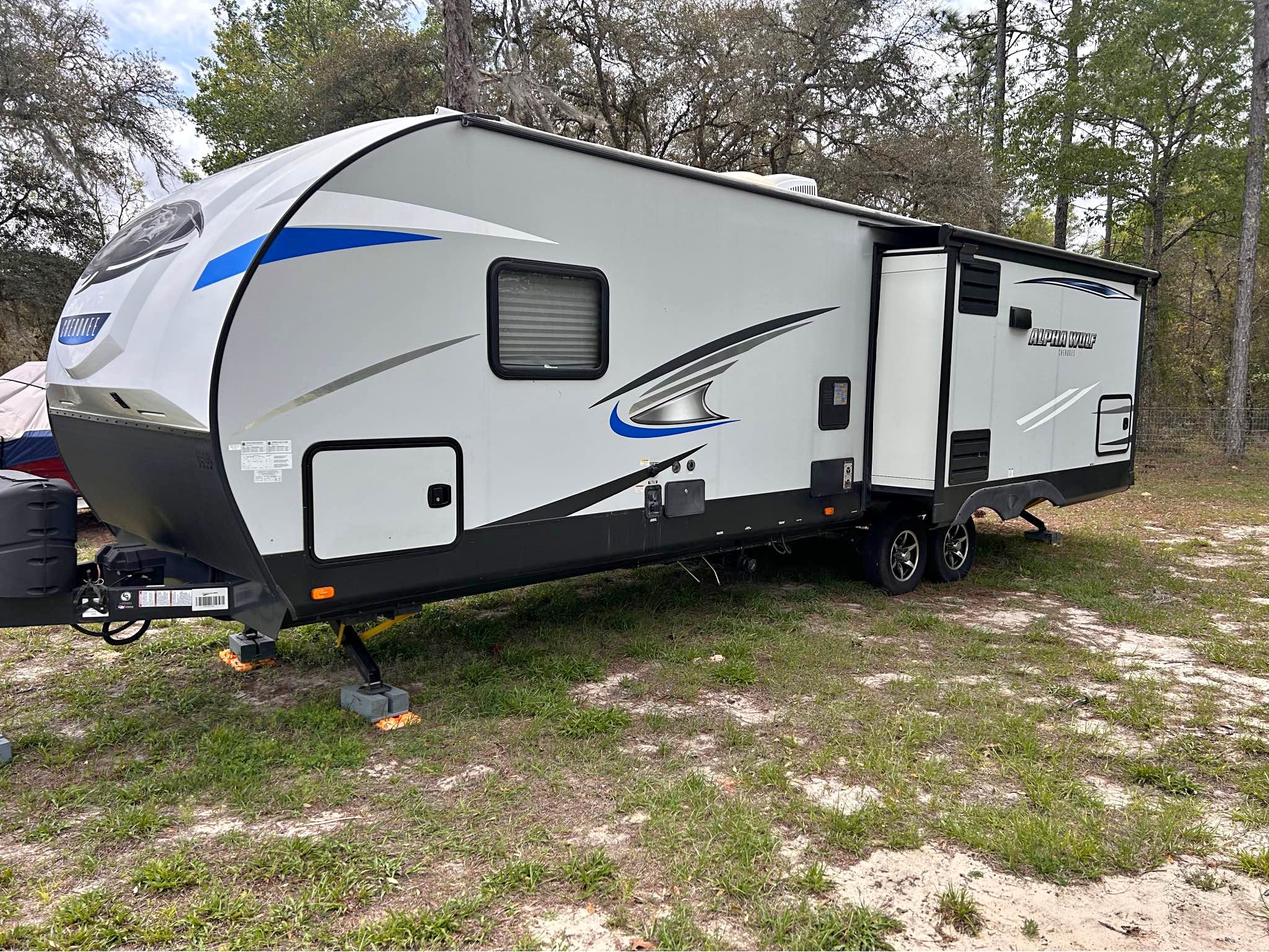 2019 Cherokee Alpha wolf camper Arctic package 26RL-L camper No leaks ...