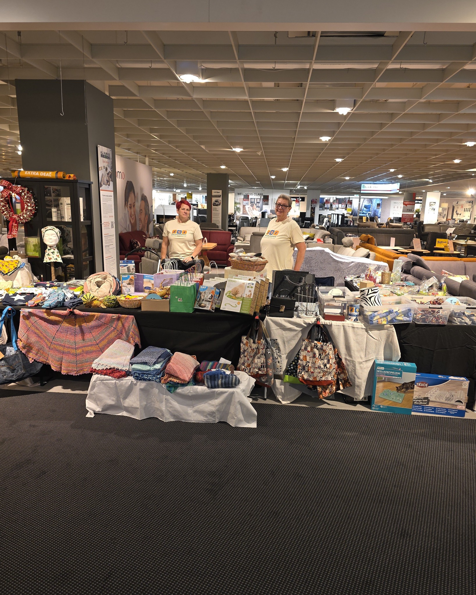 Für das Tierheim unterwegs! Heute sind wir von 12-18 Uhr bei dem Möbelhaus Zurbrüggen in Herne. Dort ist heute Hausmesse und neben tollen Angeboten für die Kunden, sind auch zahlreiche andere Firmen