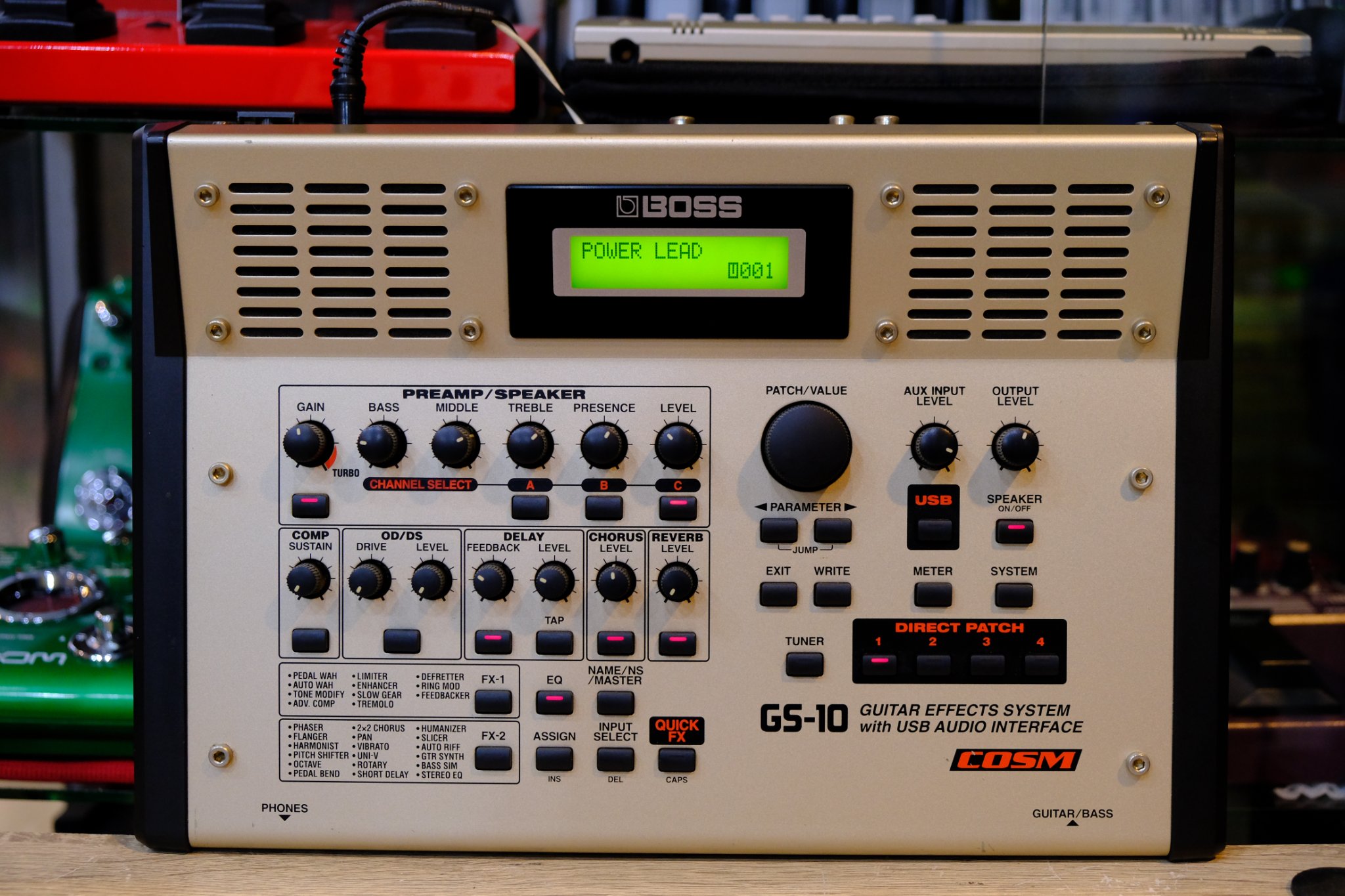 BOSS GX-100, una miriade di effetti ai tuoi piedi