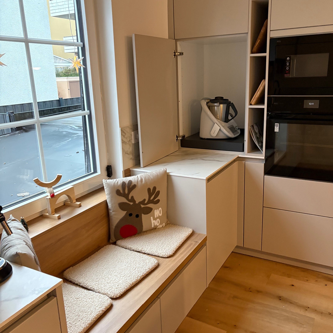 🇩🇪 Weihnachtszeit ist cozy Küchenzeit. In der Küche integrierte Sitzgelegenheiten werden zum Segen. @ani_colonia hat sich für eine Sitzbank direkt unter dem Fenster entschieden. Gemütlich den Ausblick geniessen oder der Familie beim