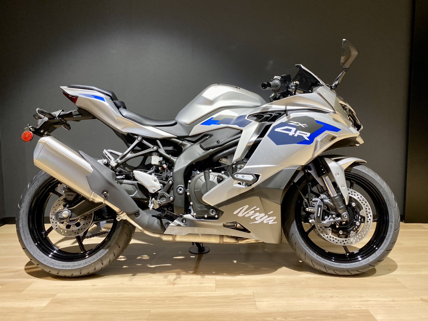 2027 Ninja ZX-4R SE 再入荷】 ギャラクシーシルバー、再び入荷しま