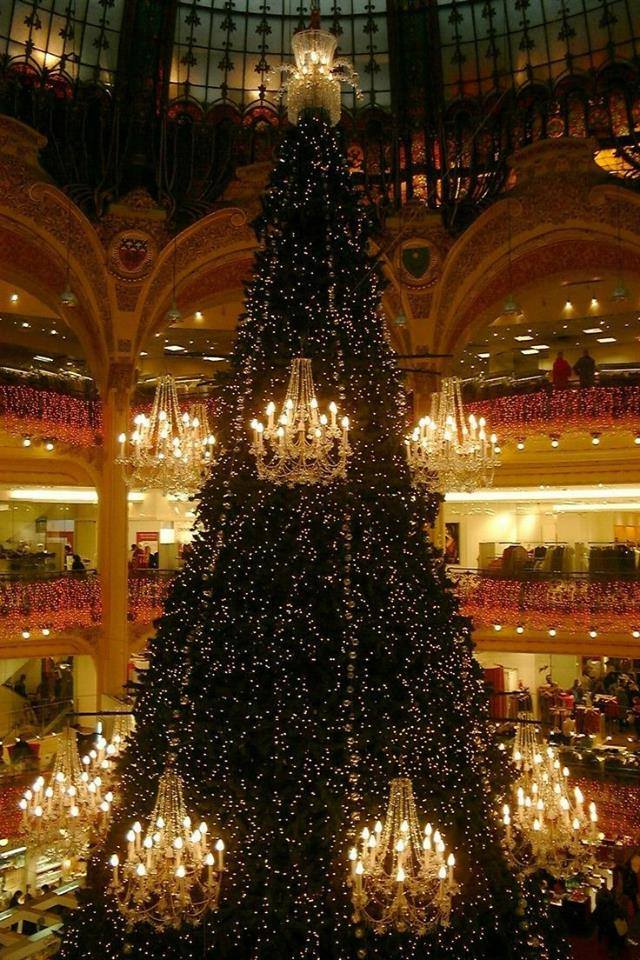 This 9.5 meters chandelier Christmas tree consisting of 17