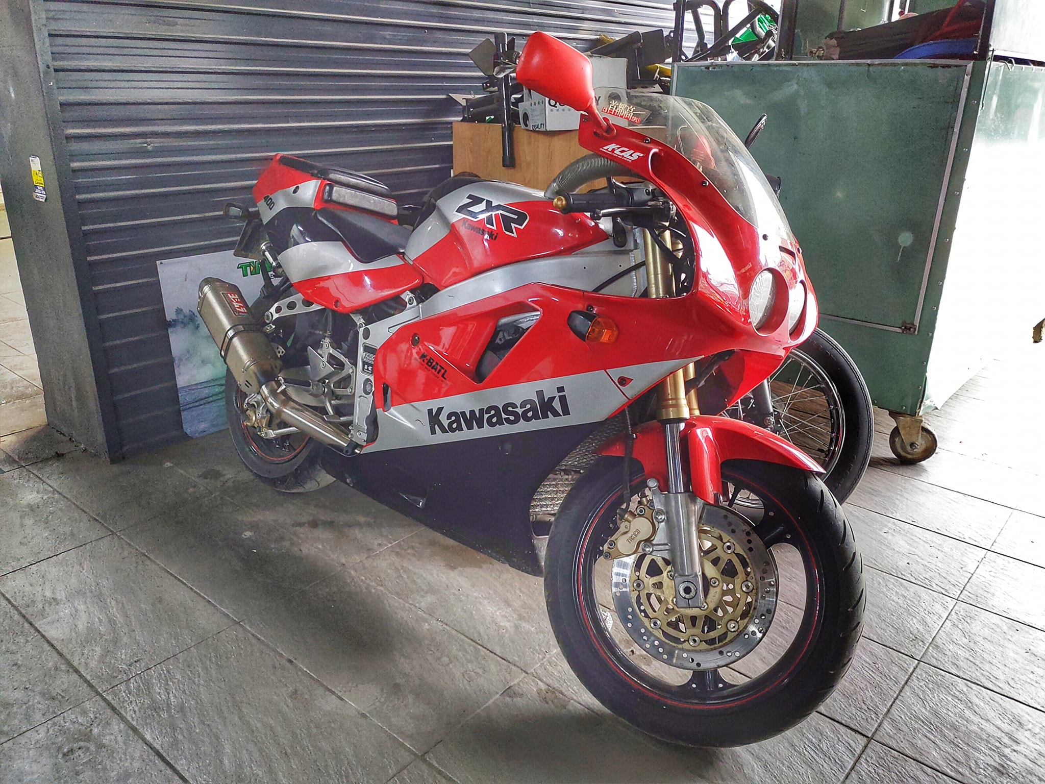 ライペン Legendary Machines: 1990 ZXR-4 Racer] Boasting a 398 cm³ 4-stroke