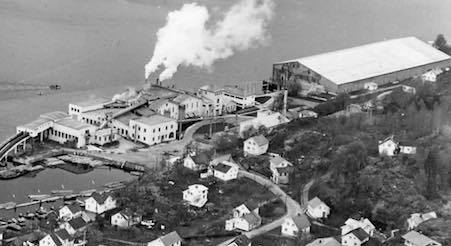 Søndeled og Risør Historielag - Tremassefabrikken på Krana med massebua ...