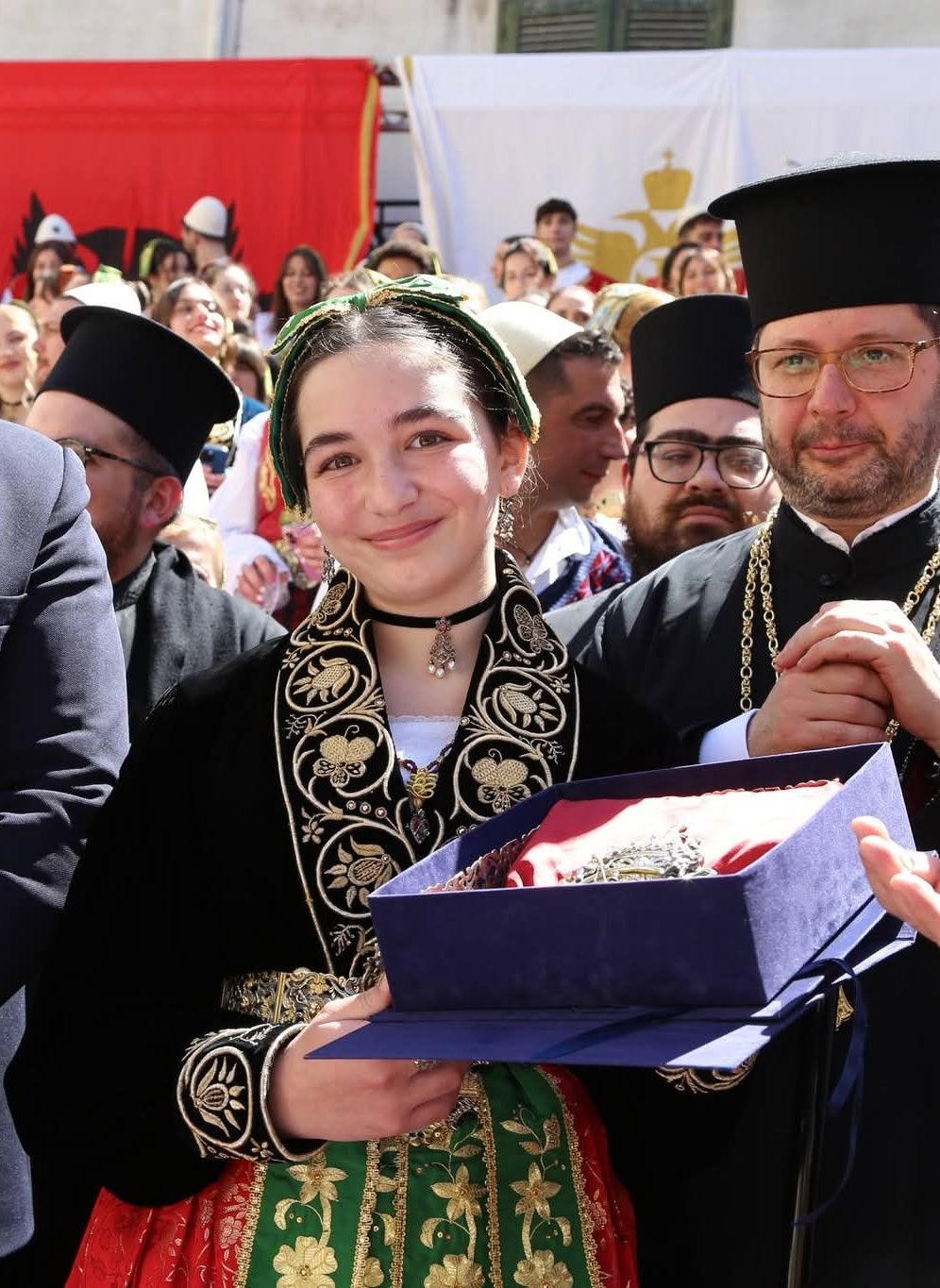 Un paio di orecchini pendenti lunghi con chiusura a monachella in argento tibetano a tema nodo celtico. Nuovi. - Italia