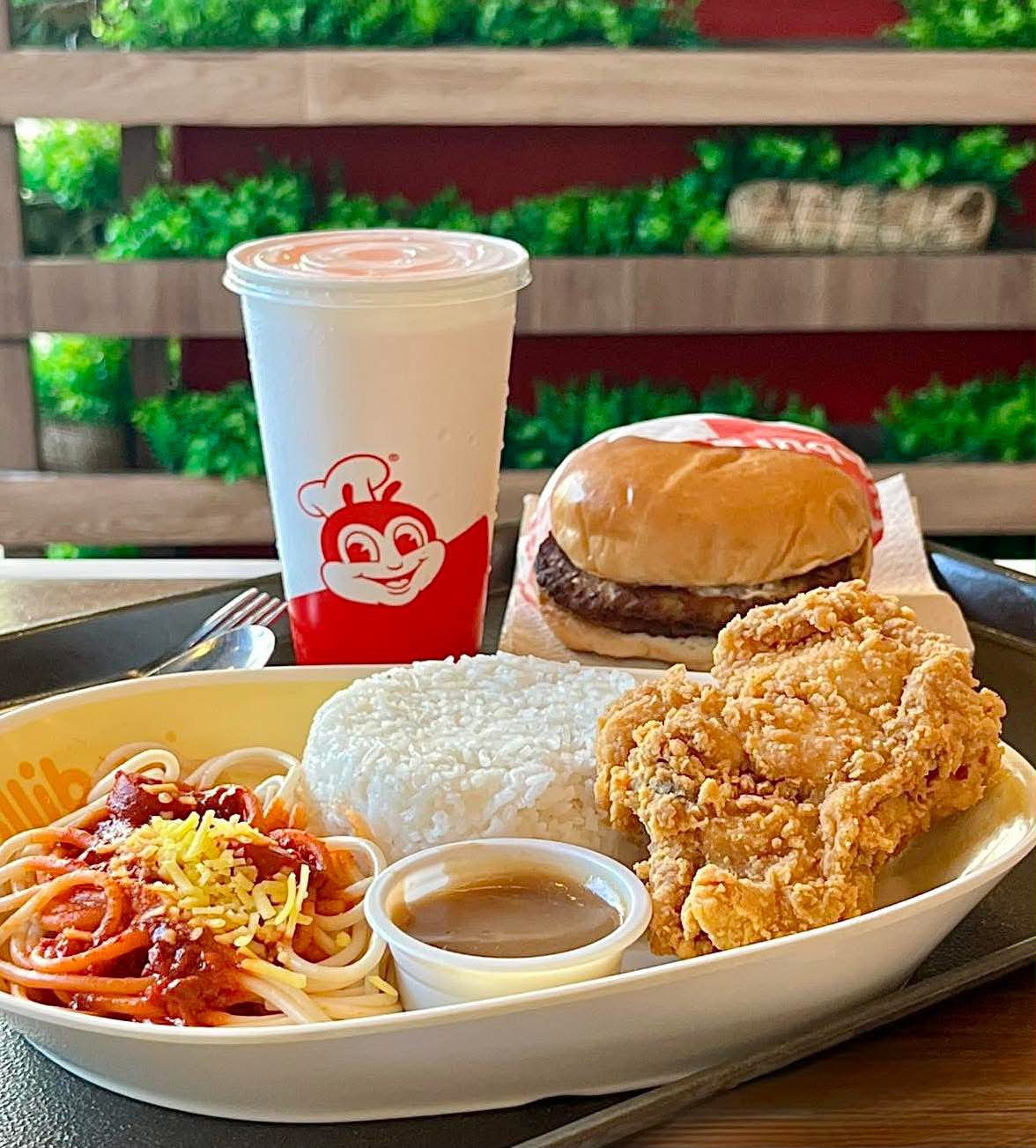 Jollibee - To end the launch, Jollibee and Hetty wowed everyone