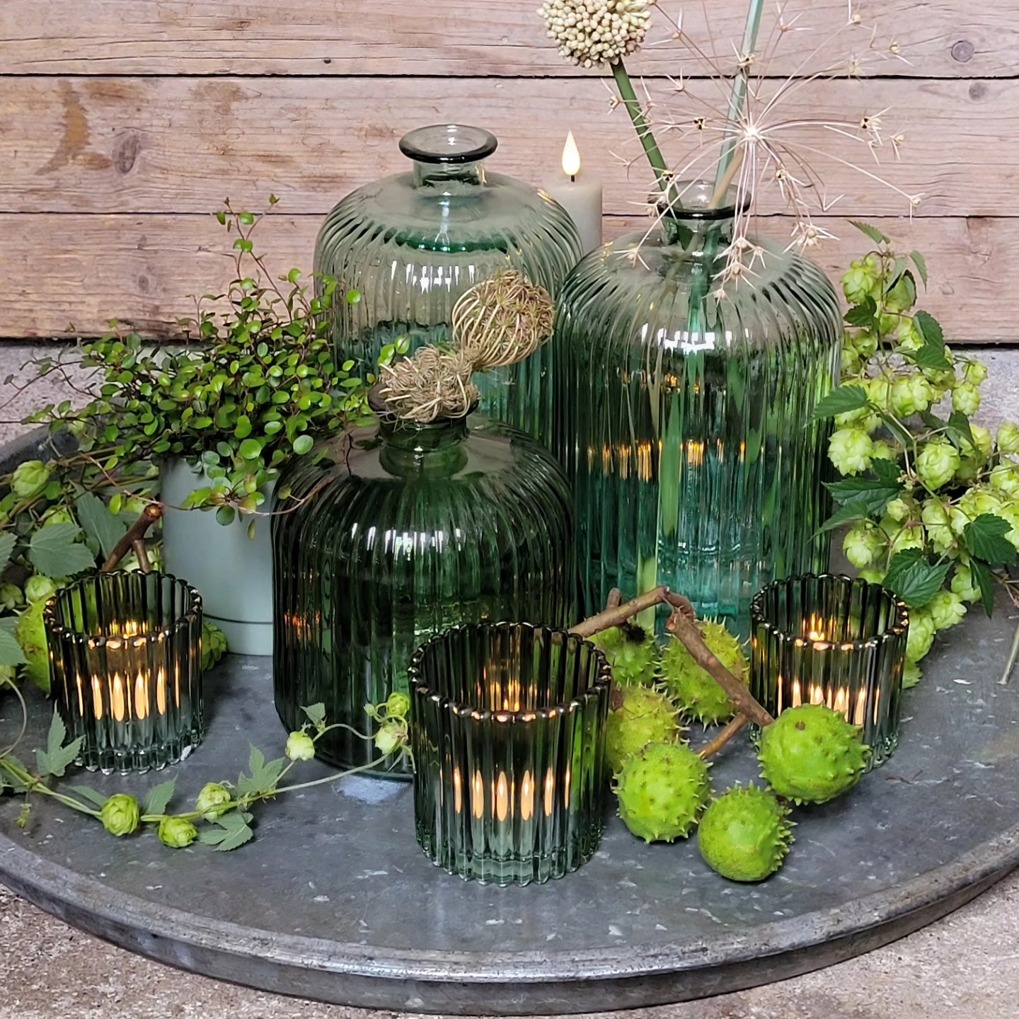 grabgesteck modern aus Seidenblumen – Pflegeleicht & Würdevoll – SarahsFlowerStudio Kunststoff-Gartentische für Balkon und