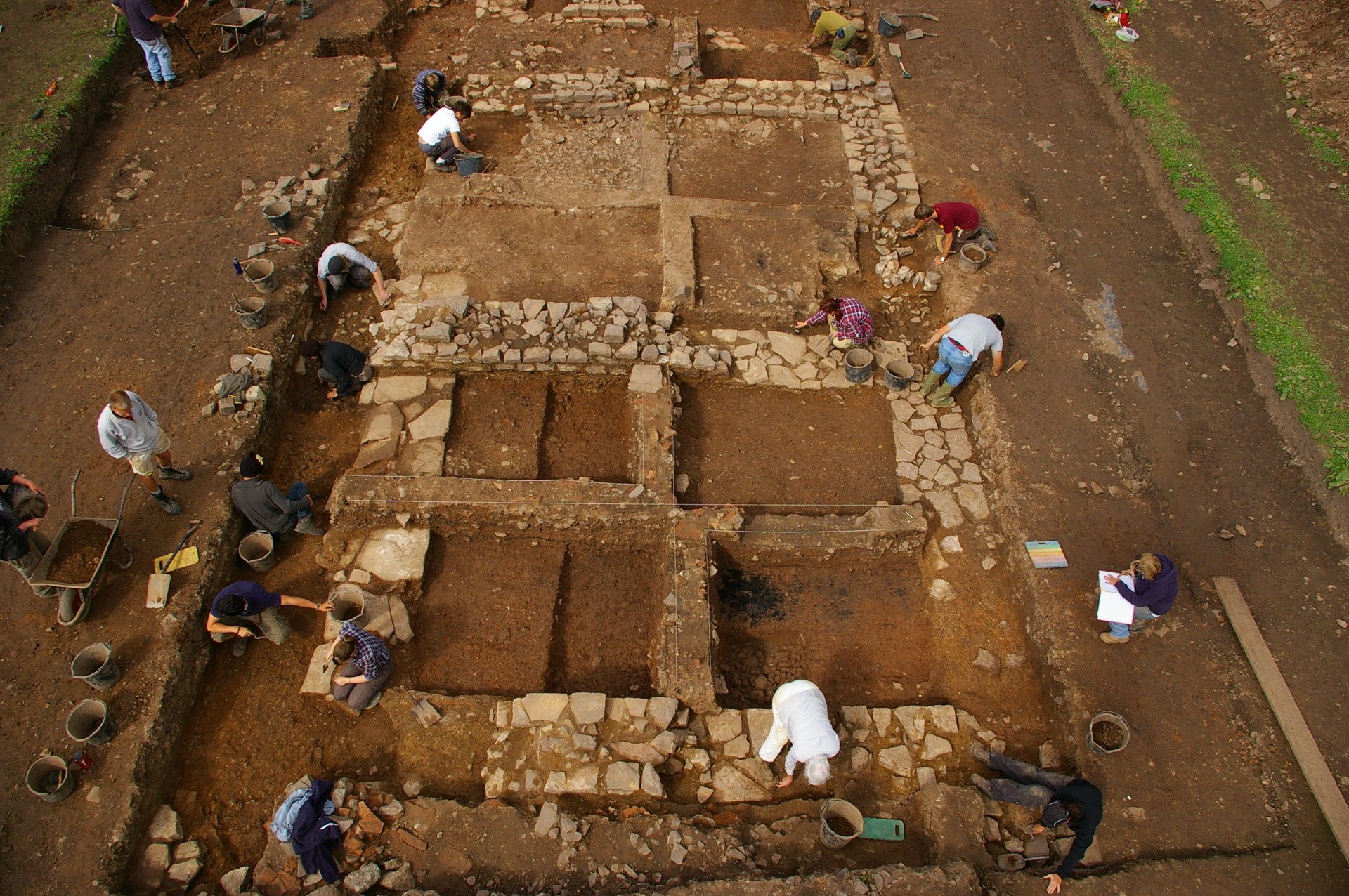 Cloddio Caerllion Rhufeinig - Digging Roman Caerleon