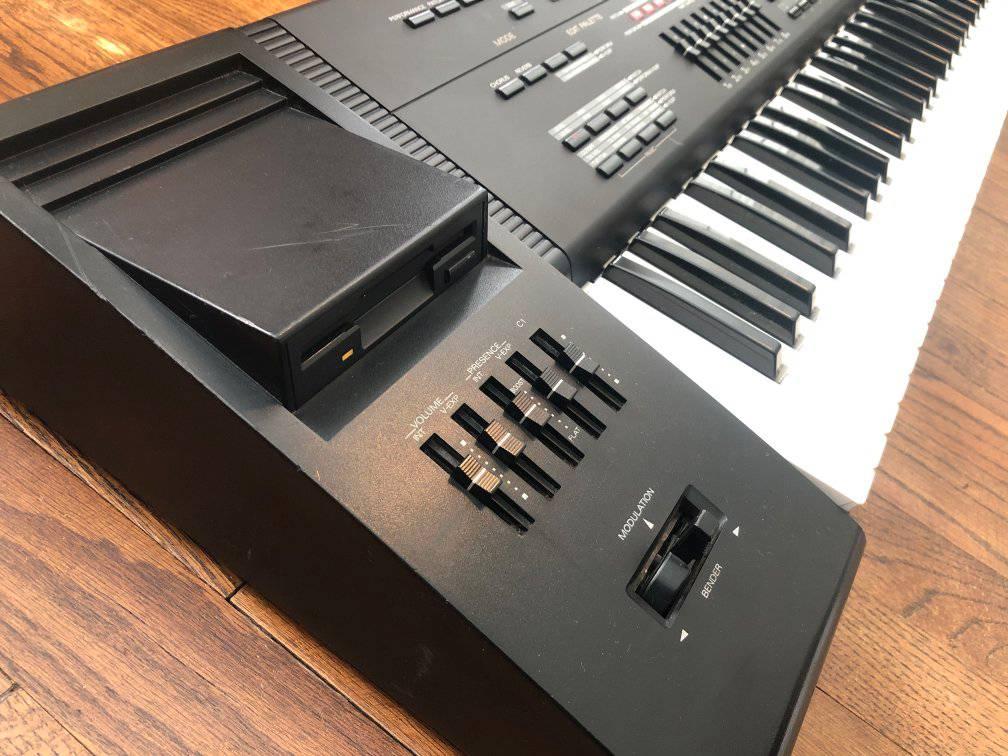 ROLAND JV-1000 PROFESSIONAL DIGITAL WORKSTATION