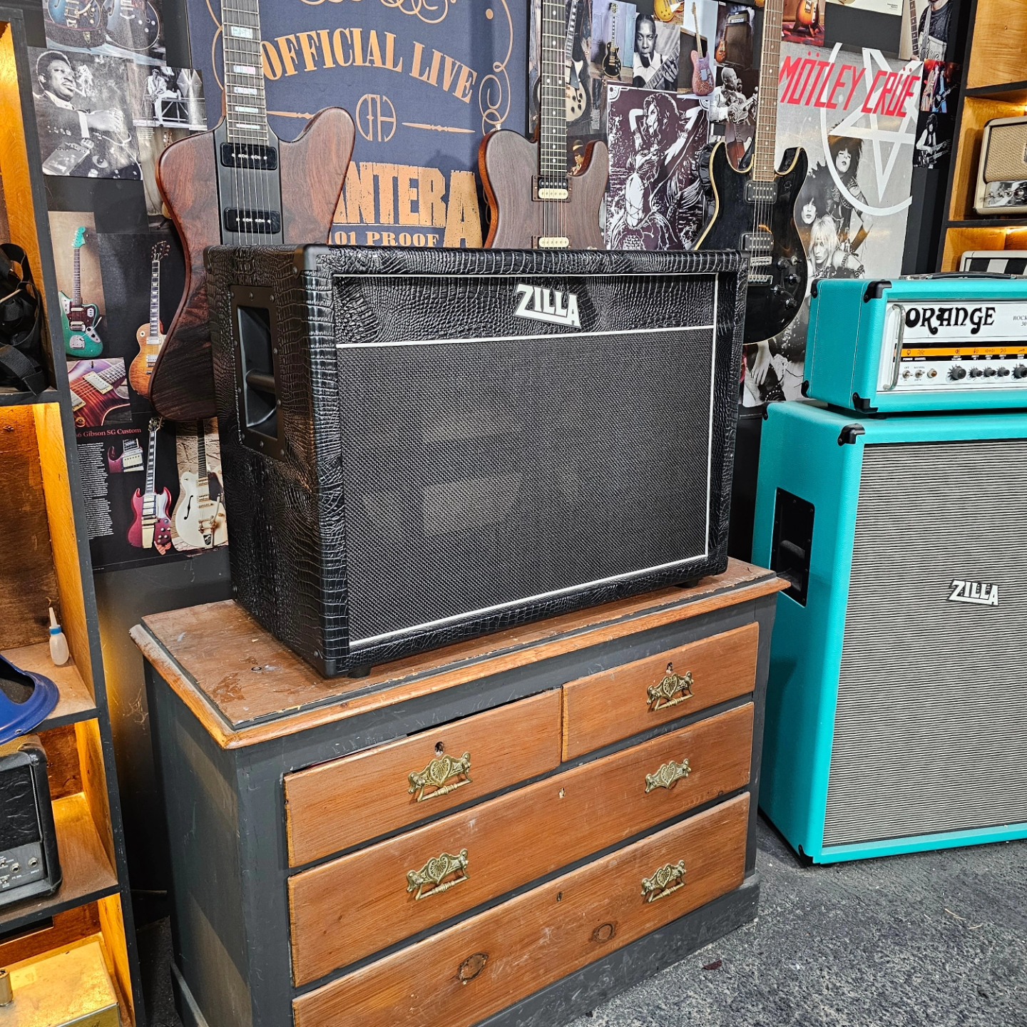 Black croc Super Fatboy 2x12 ready for some speakers.