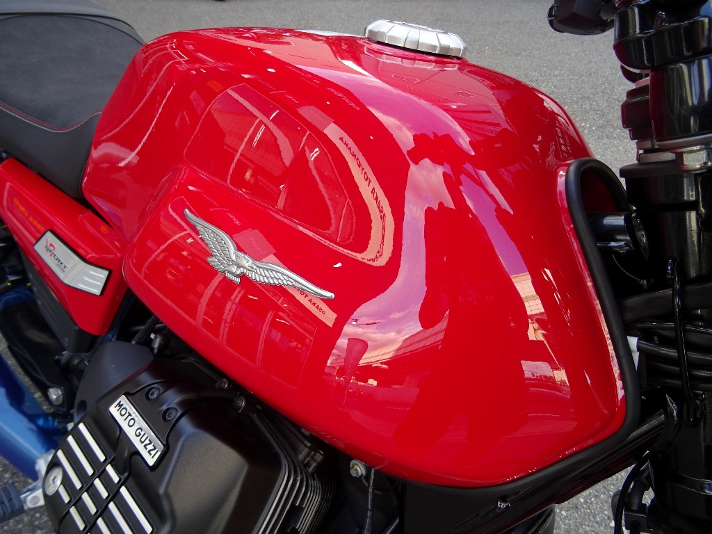 モト・グッツィV7SPORT の最新2026カラー、 モンツァレッド