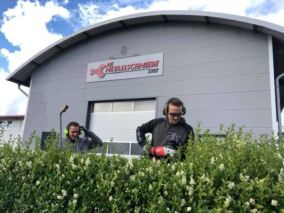 Irgendwie Dauert Das Hecke Schneiden Bei Die Metallschmiede