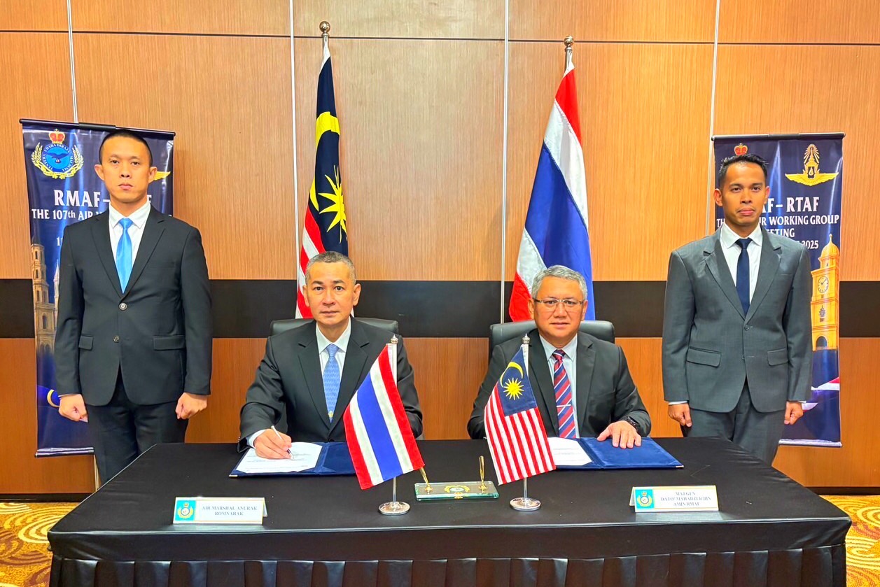 RTAF - พลอากาศโท อนุรักษ์ รมณารักษ์ และ MAJ GEN DATO’ MAHADZER BIN AMIN ...