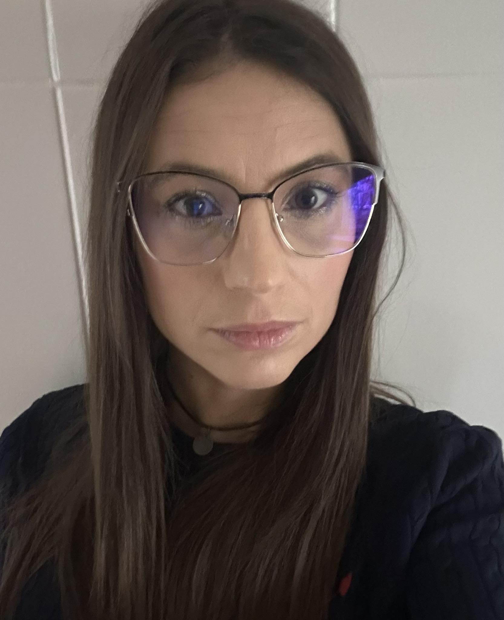 Alexandra - De cate ori ma retrag in mine, o rana imi susura incet ca ...