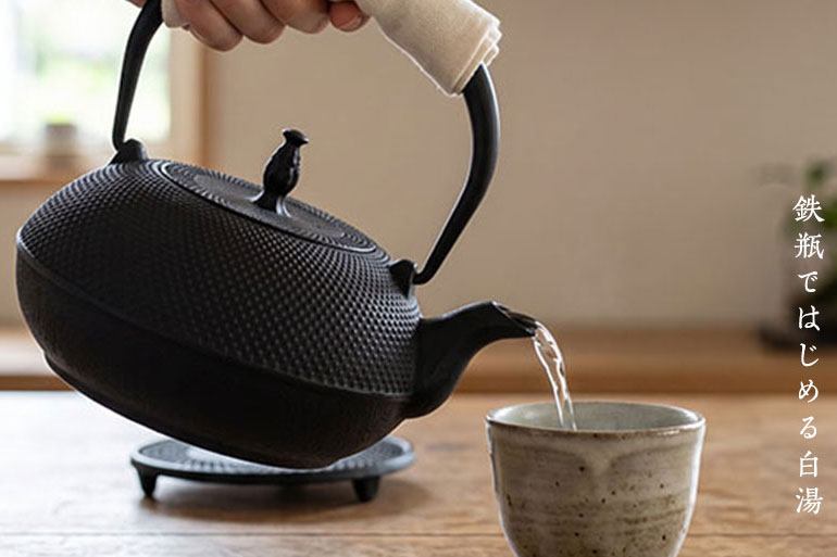 1880年創業、京都でたった一軒だけ残るつげ櫛の製造元「十三や工房」の