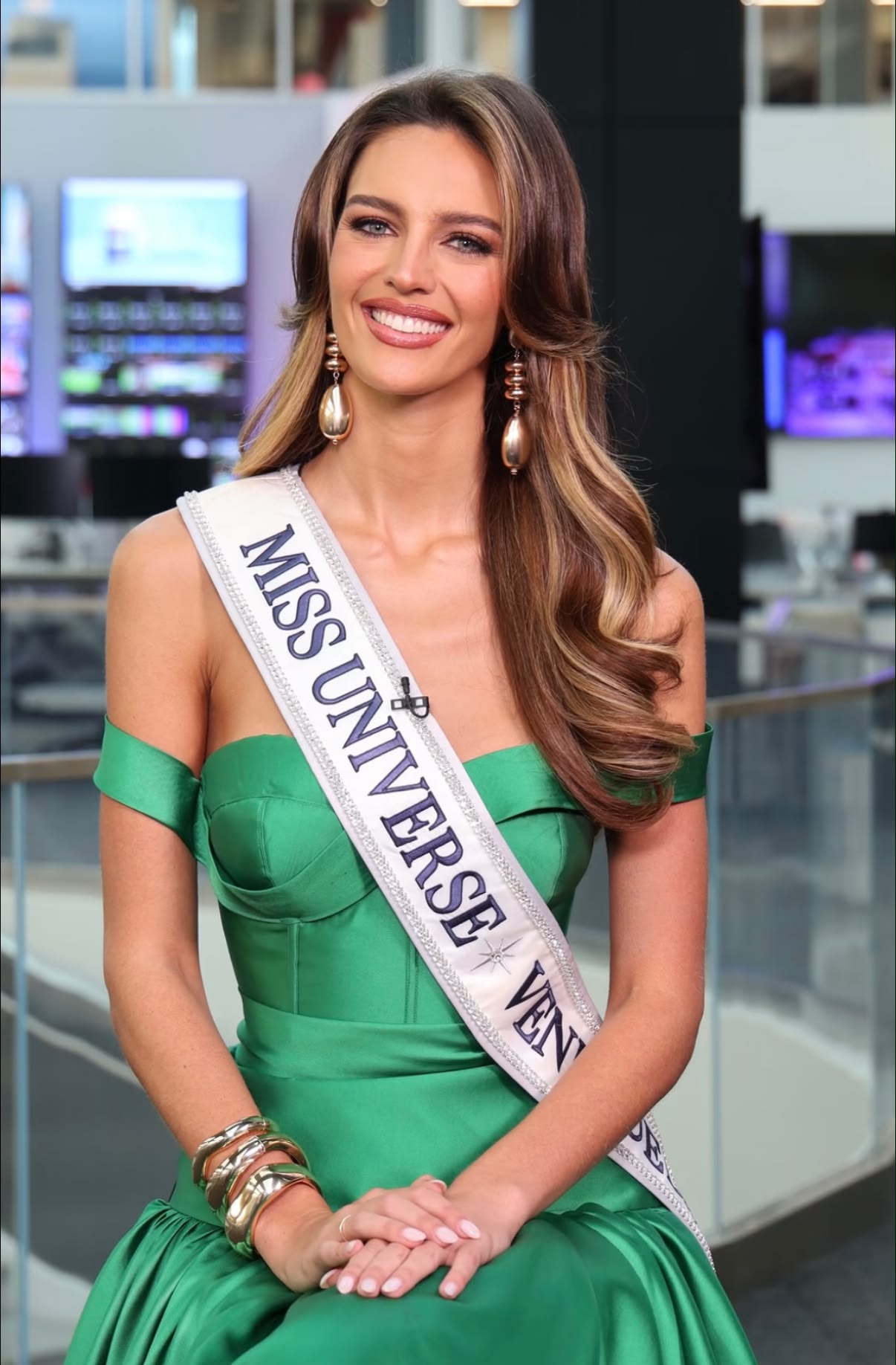 miss venezuela green dress 🇻🇪 How do you find the new look of Universe Venezuela, Clara Vegas? neckline:high