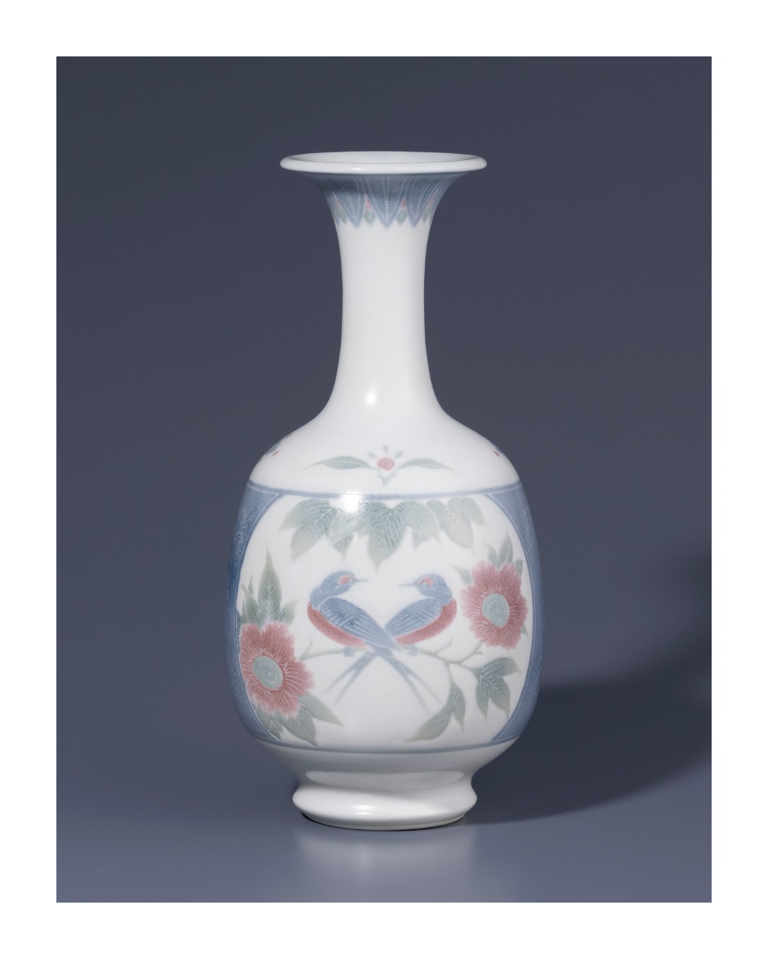白磁器の花瓶です山水画の上に盛り上がった 立体画の龍ドラゴンが今にも飛び出しそう Lot 1195 ⠀ 板谷 波山 ( ITAYA Hazan ) 彩磁呉須繪花瓶 