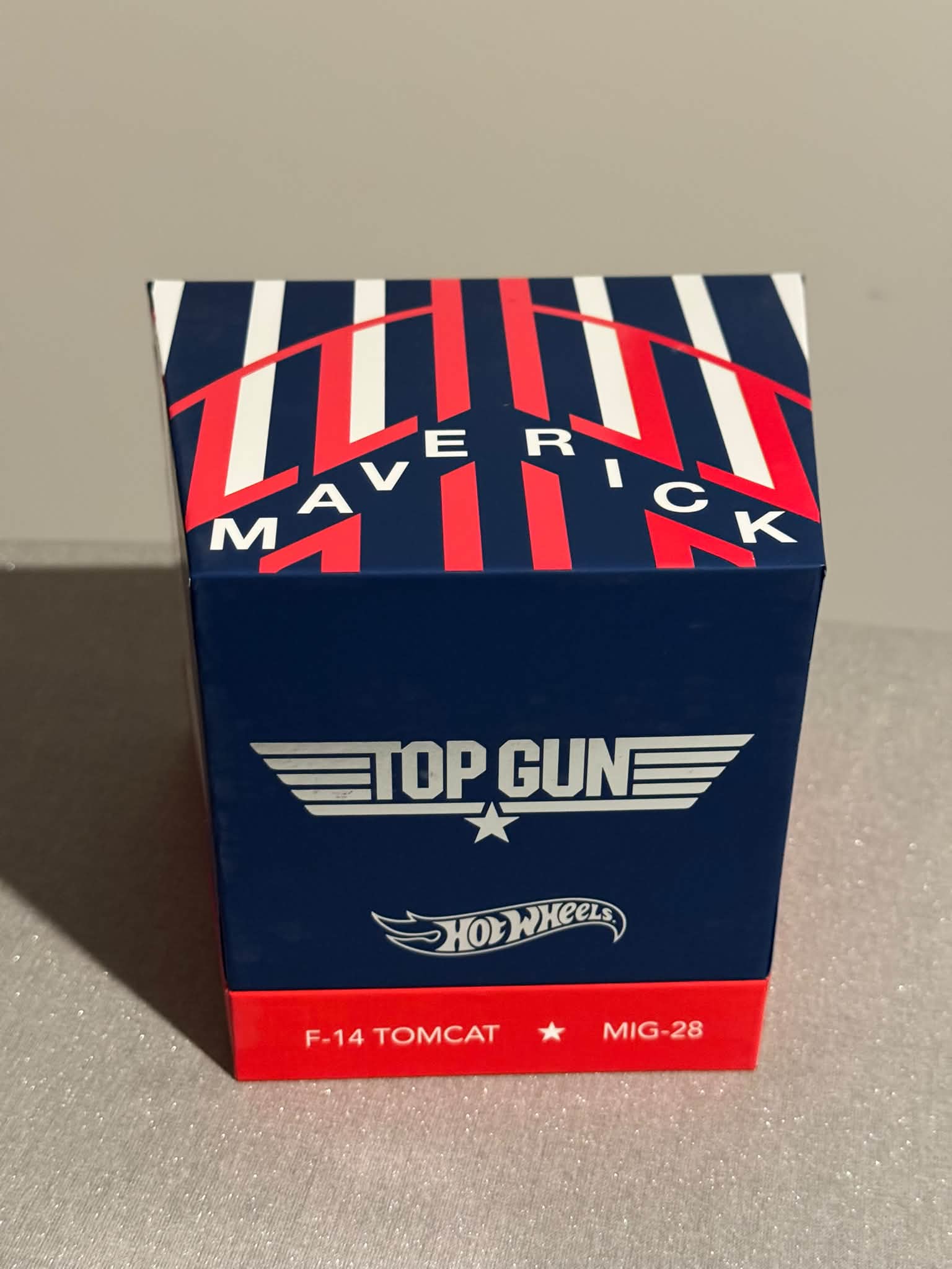 Top Gun 40th anniversary F-14 Tomcat MIG-28 display set
