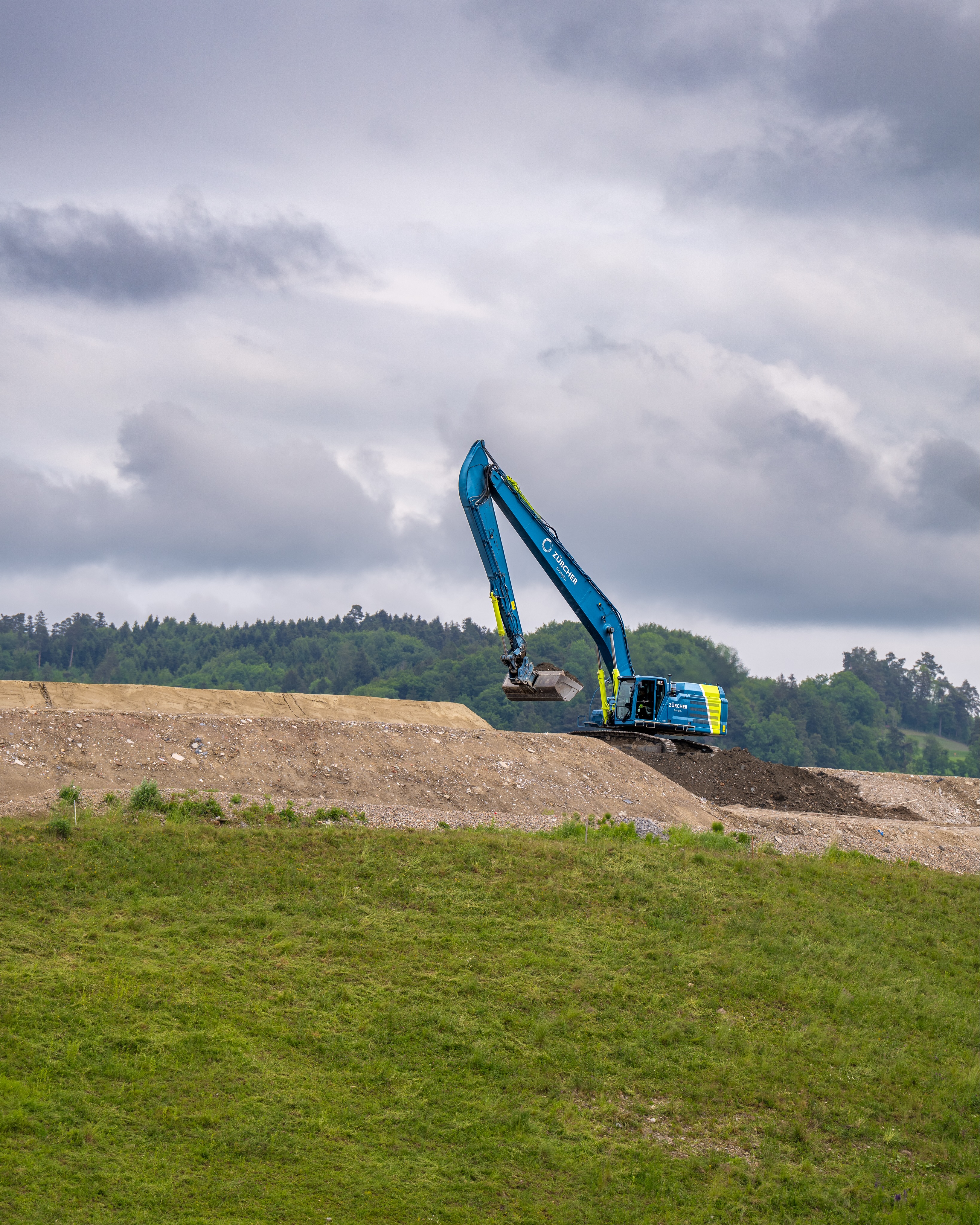 Zürcher Cat 352 working on a landfill in Switzerland 🇨🇭