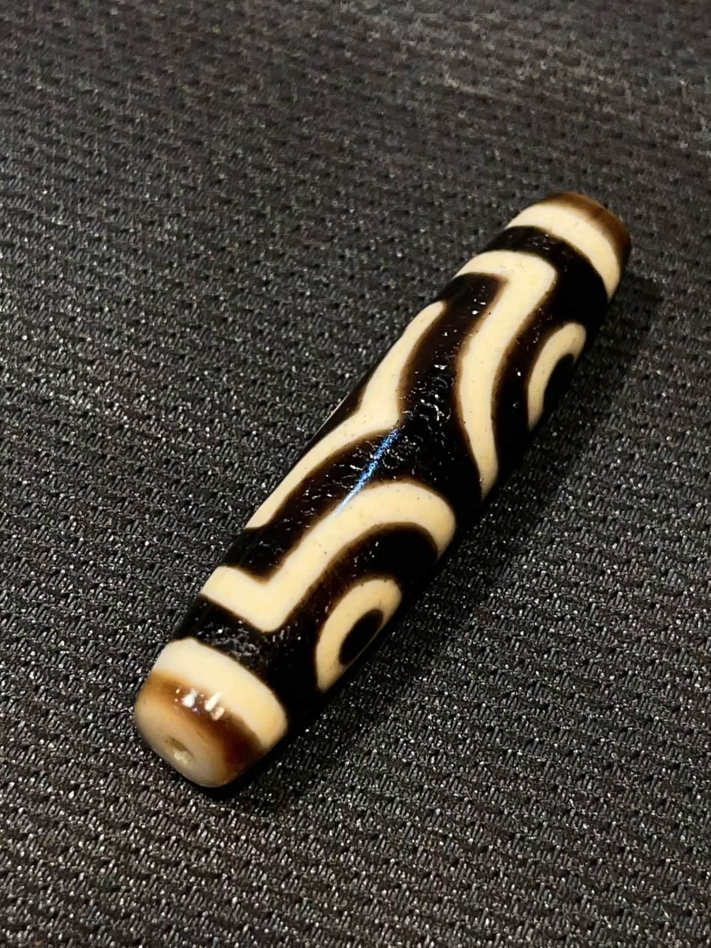 建成宝盖三眼天珠，尺寸：52.7*12.1mm、品相漂亮，有朱砂、 结缘价💰RM350