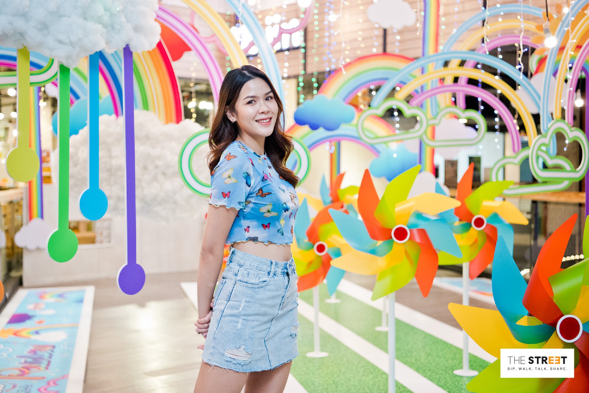 'SMILE LIKE A RAINBOW'... - The Street Ratchada