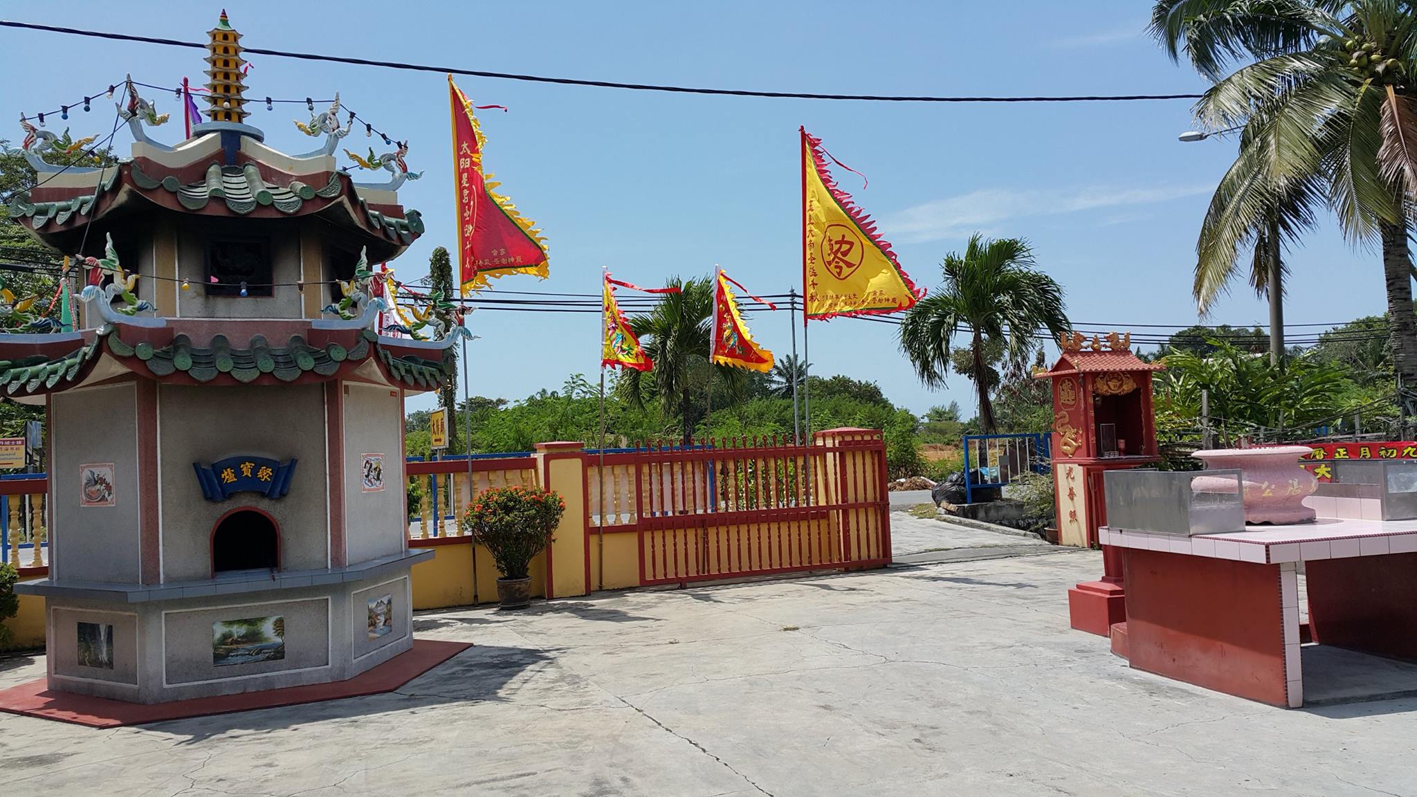 太阳公廟的大门，圣旗飘飘............ - 丹绒士拔 太阳公庙 Tai Yang Gong Temple