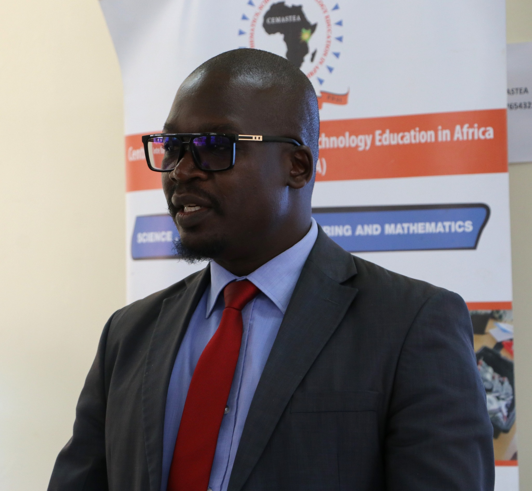 Cemastea - A participant presenting a mathematics ASEI-PDSI lesson plan ...