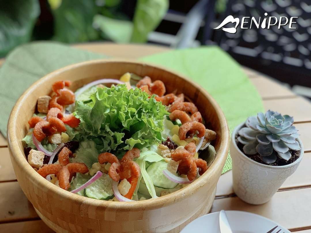 Menippe - 有點餓，又想吃清爽一點......？ 水果、生菜等各種膳食纖維給人一種卸下平日裡的油膩負擔感，加上幾顆烤得酥香的德式脆腸 ...