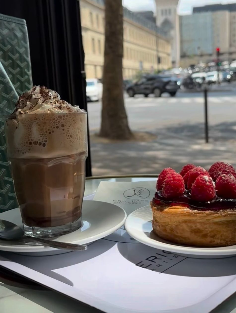 Mid-morning sweetness!🍓🧋😚
