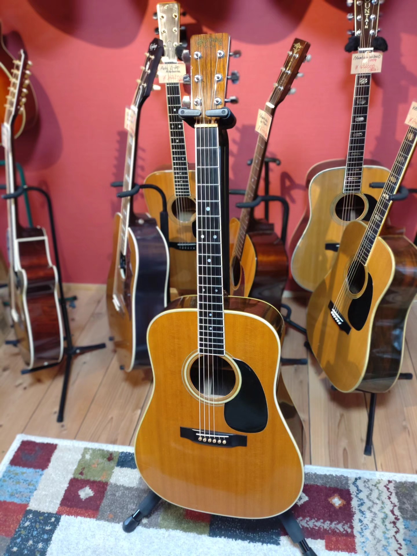 今年最後、 人気のアメリカンヴィンテージギター 1977年製 Martin D-35 