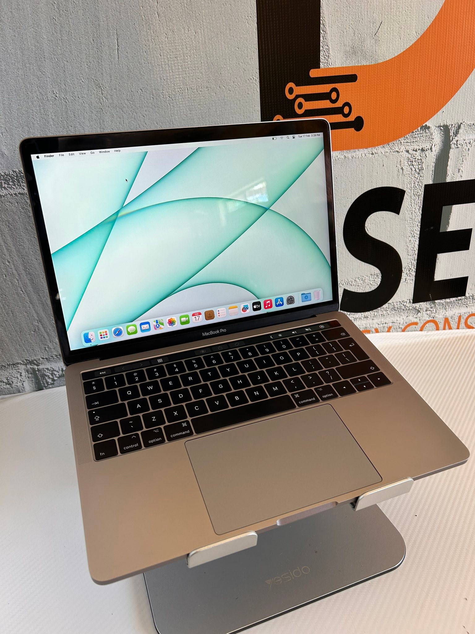 MacBook Pro 2017 TouchBar (A1706) - i5 N$8,500 ? Core i5 ? 8GB 