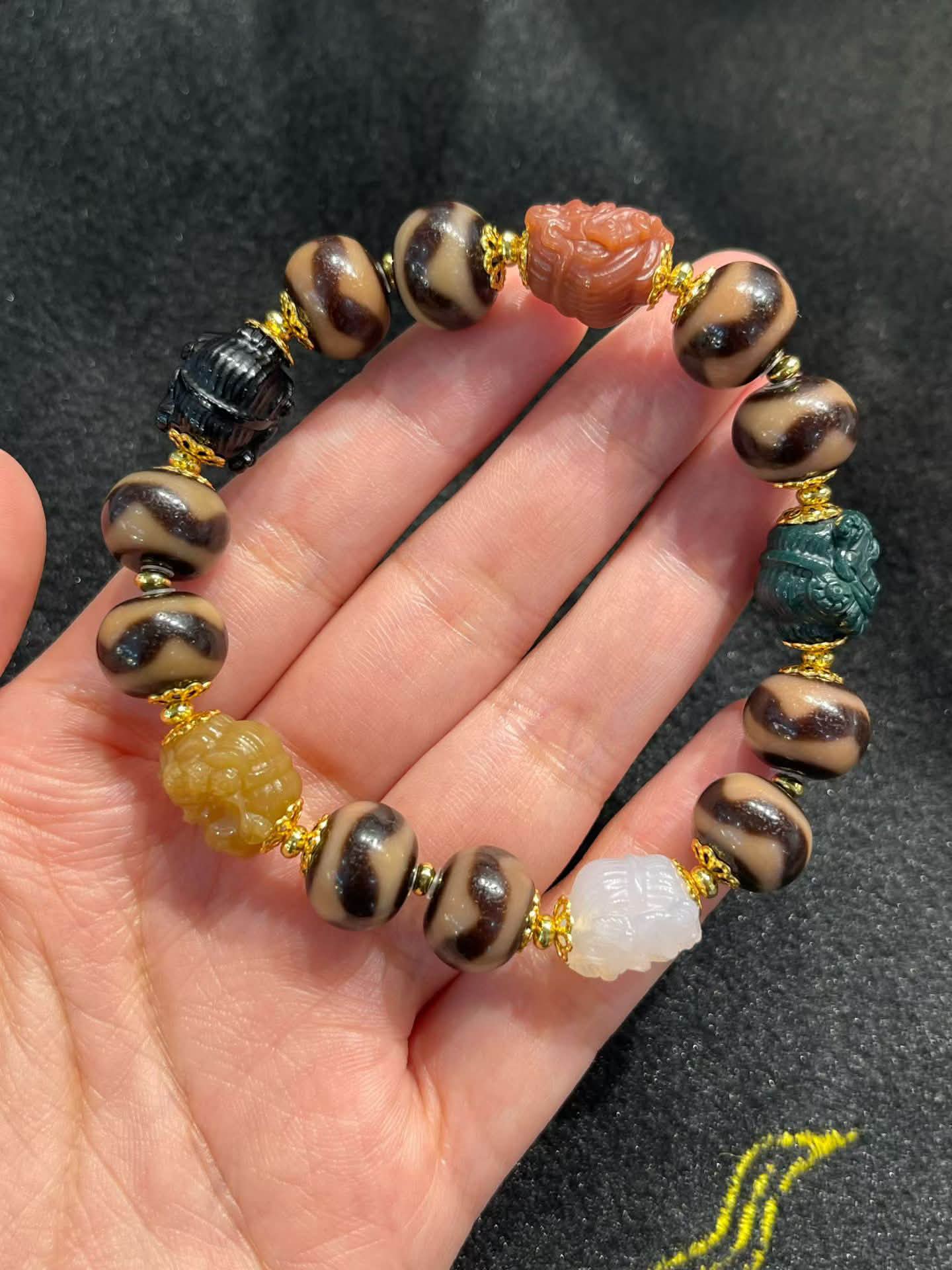 上肯双虎牙天珠，福利价💰RM:199 品相完美，尺寸：50.3✖️12