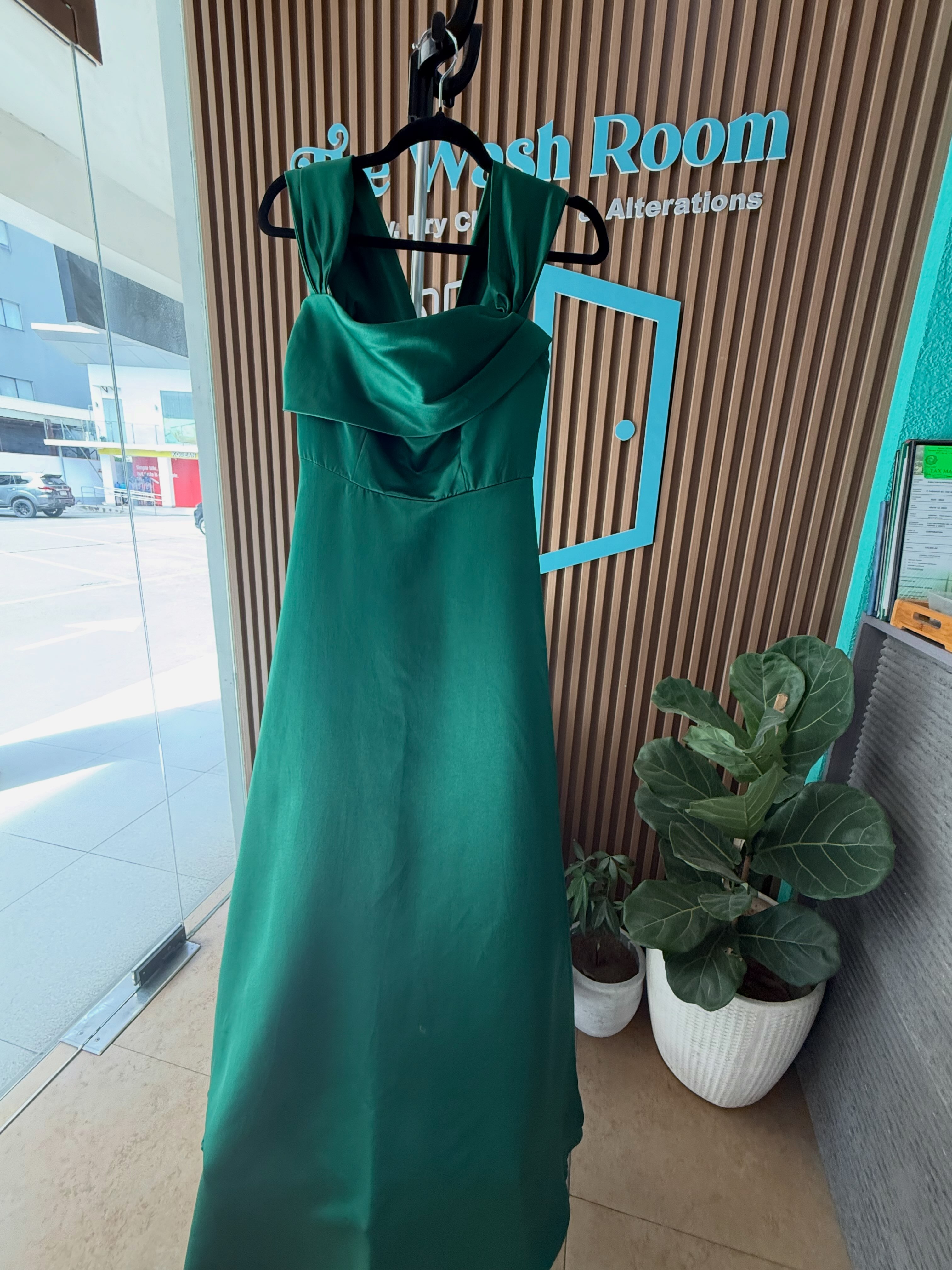 emerald green dress for church is an elegant and timeless choice a bridal entourage. It works beautifully for formal weddings, garden ceremonies, weddings, and evening receptions. The rich jewel tone complements many skin emerald green dresses