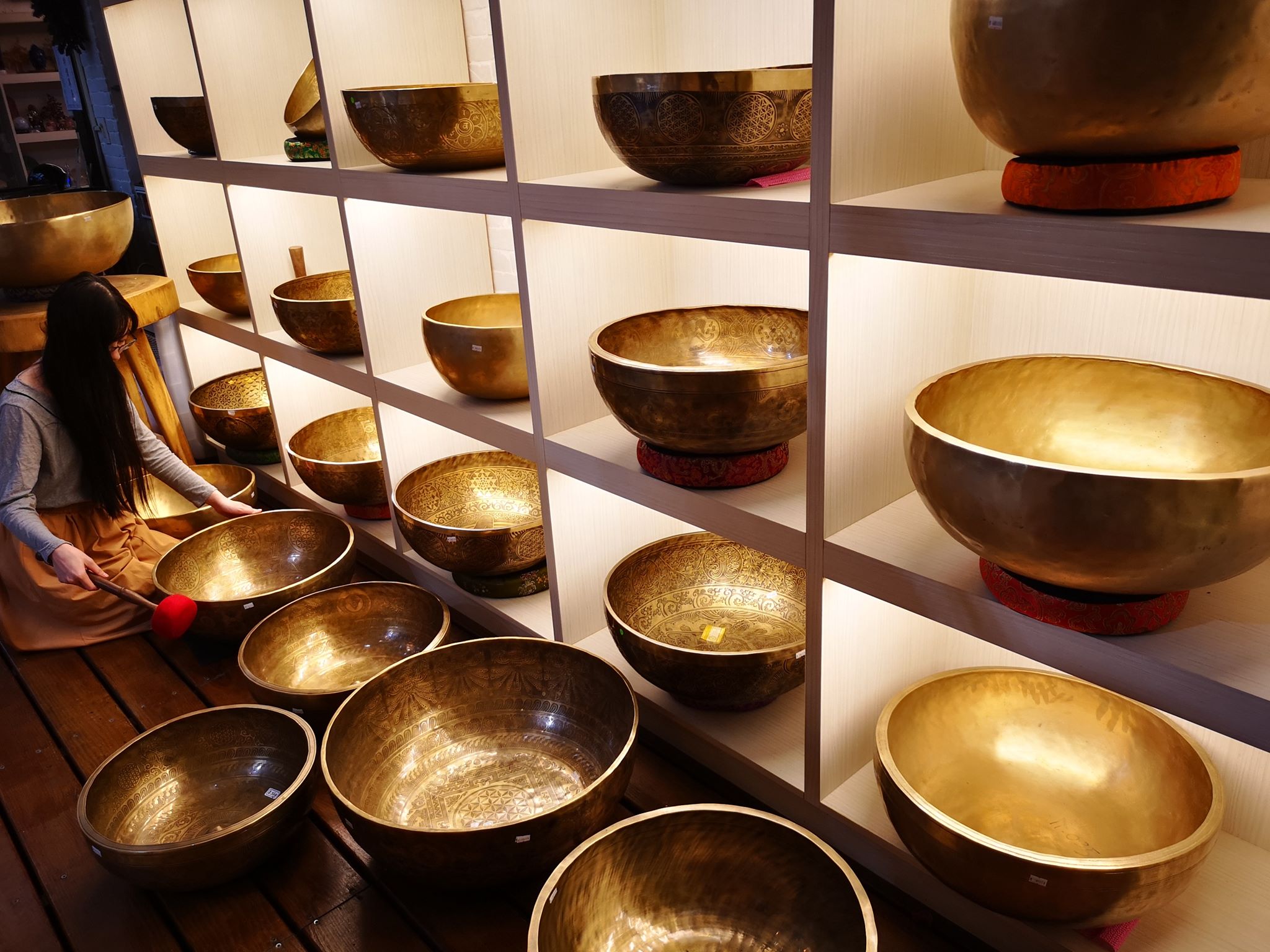 黃裳元吉．療癒市集 - ＜巨型銅缽展＞超大型手工銅缽，光是擺置在空間中，就是一款既靈性又落地的風水物件。讓每一槌起落都... | Facebook