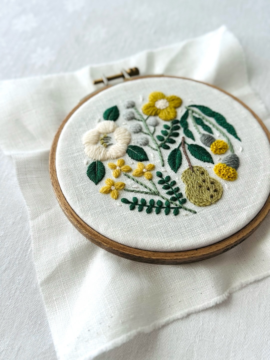 Yumiko - . 🍃🌿🌱 風に踊る草花の図案 . . #樋口愉美子の刺繍時間
