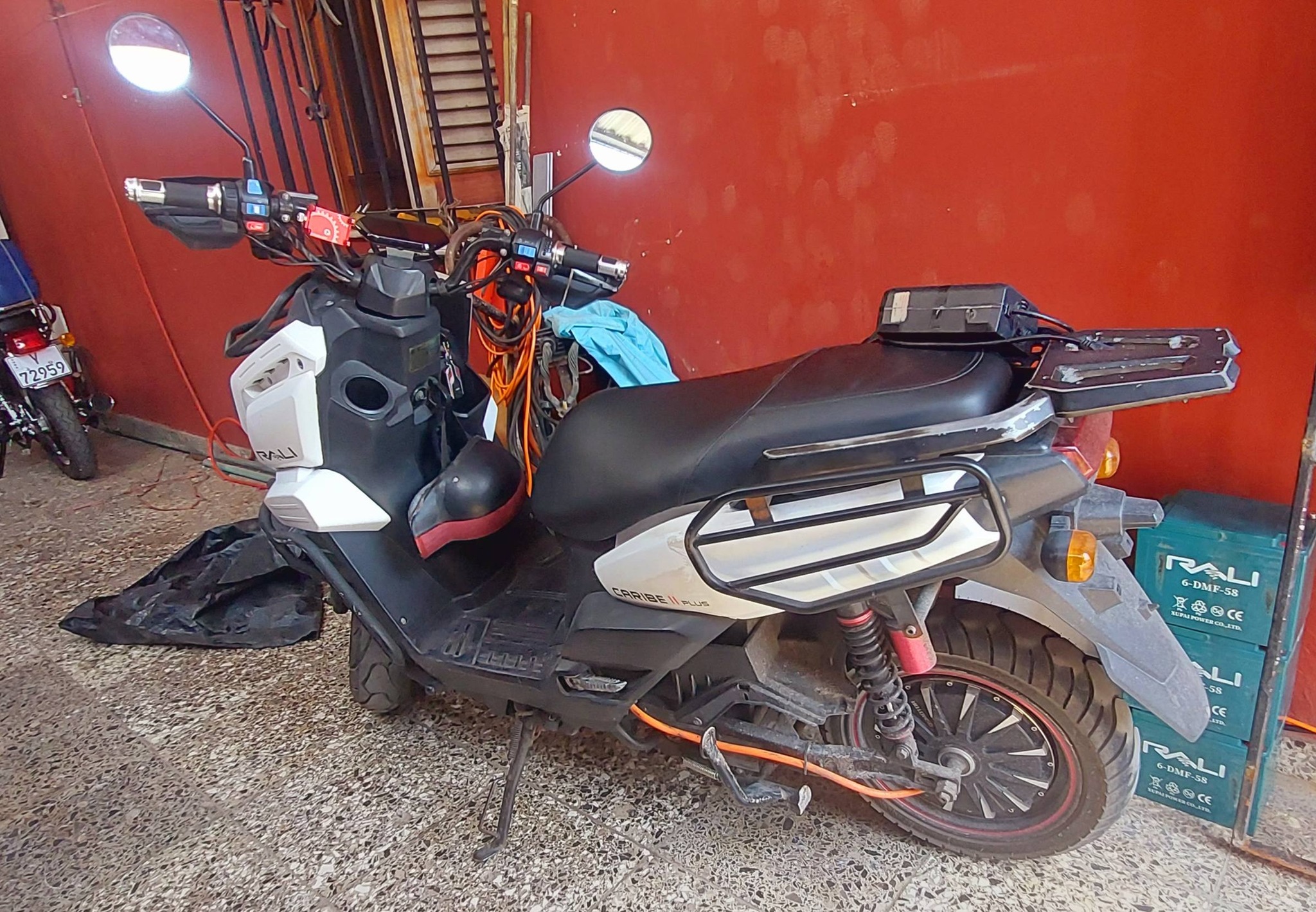 ２１５.５５.17R アルミ Baterias 12v/9Ah $8000 Neumaticos de moto 90/90-14 $9000 Bicimoto
