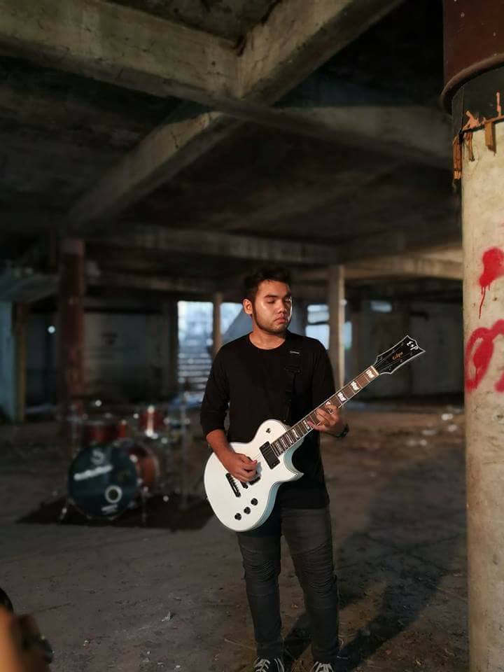 Looper - ในตอนที่เพื่อนๆในวงกำลังตั้งใจถ่าย mv... | Facebook