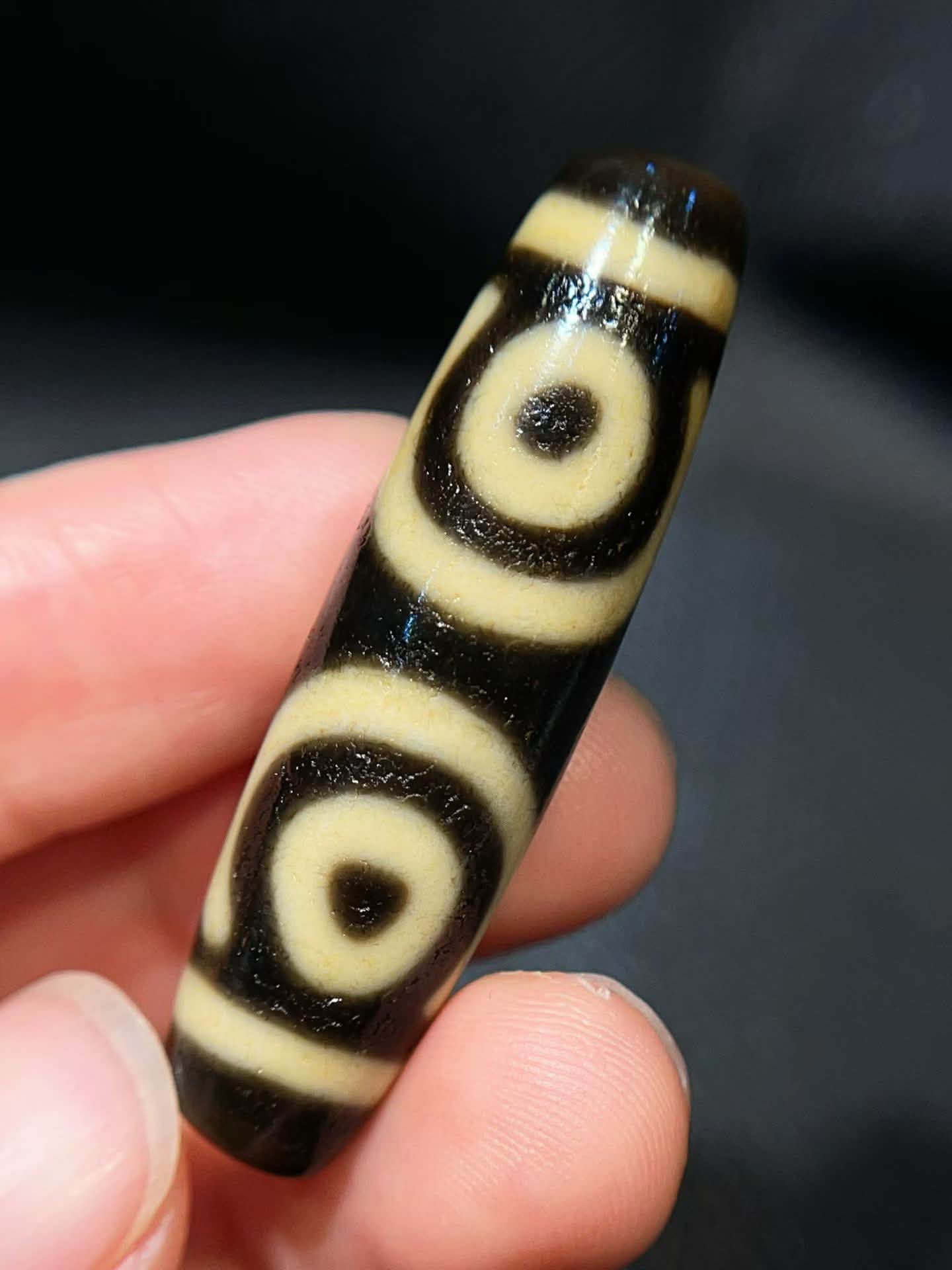 精品牙黄手工宝盖三眼天珠，尺寸：41.1*11.2mm、品相完美， 结缘价