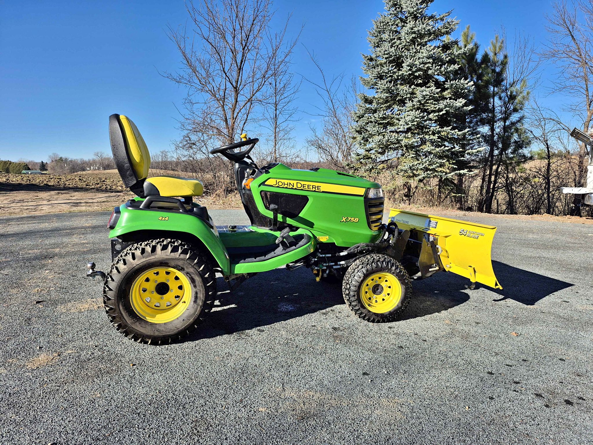 John Deere x758 graden tractor w/ 60