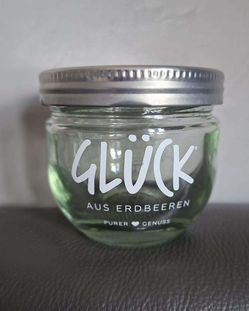 Wir suchen Glück-Marmeladengläser! Hat jemand leere Gläser der Marke „GLÜCK“ zu Hause und möchte sie uns spenden? Wir können die Gläser gut gebrauchen und würden uns sehr über eure Unterstützung freu