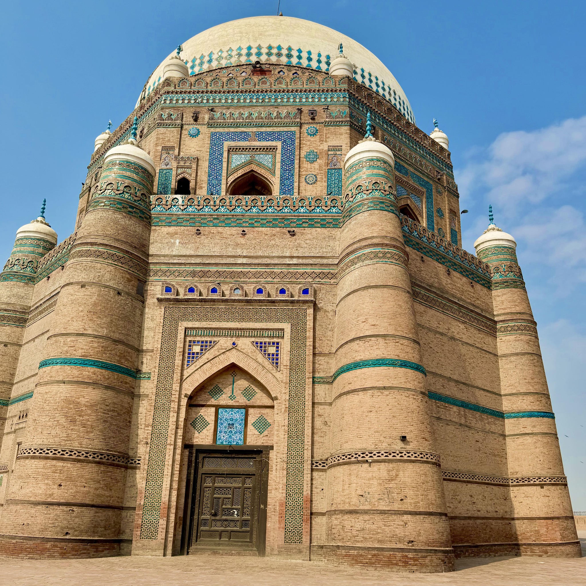 Multan - ملتان گلگشت کے اوپر سے جہاز کی اتنی نیچے پرواز... | Facebook