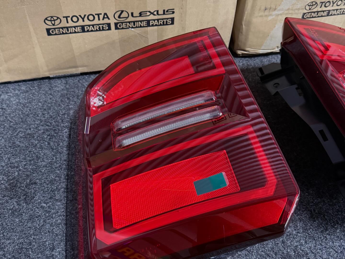 US TOYOTA純正品🇺🇸トヨタ ランドクルーザー 250 USテールライト