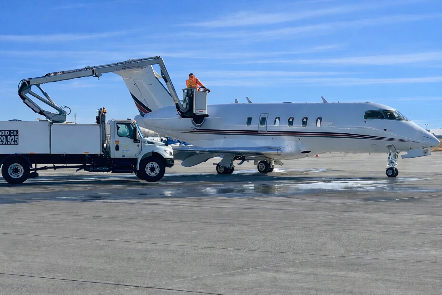 No challenge for our de-icing pros! 🧊... - Yingling Aviation | Facebook
