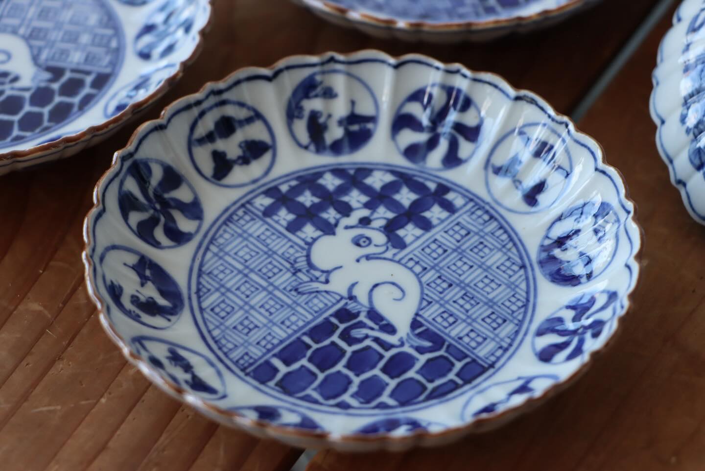 大聖寺伊万里 色絵 柘榴石畳文 小皿、入荷しました‼ 収穫の季節を迎え
