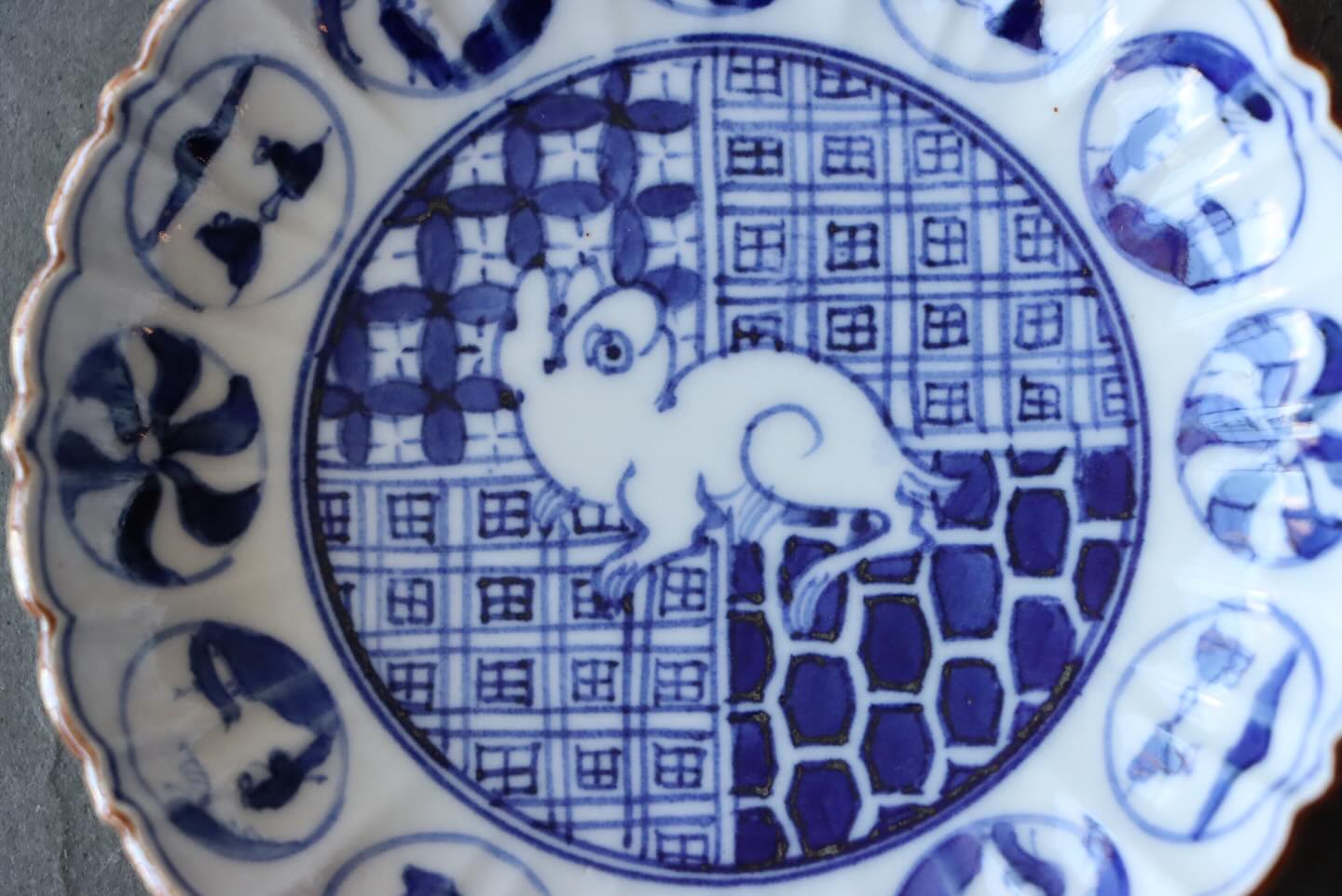 大聖寺伊万里 色絵 柘榴石畳文 小皿、入荷しました‼ 収穫の季節を迎え